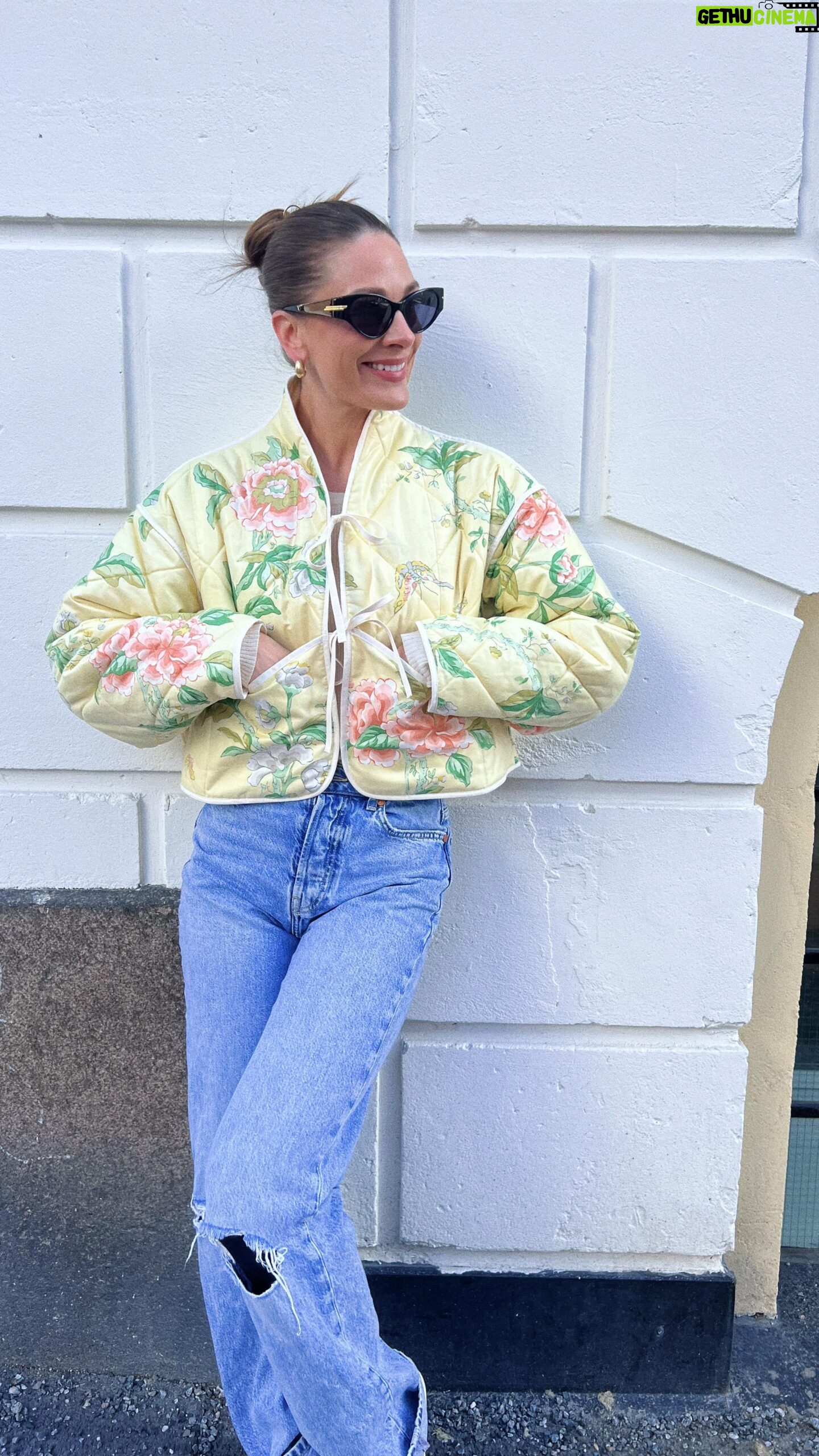 Jenny Skavlan Instagram - Reklame💛🌼 Fæbrik sitt ferskeste mønster #Amélie sydd av et Laura Ashley sengeteppe fra 80-tallet! ♻️ Mønster på faebrik.no og video av hvordan den sys steg for steg finner du på @jointhefaebrik 🪡✂️ #faebrikamélie