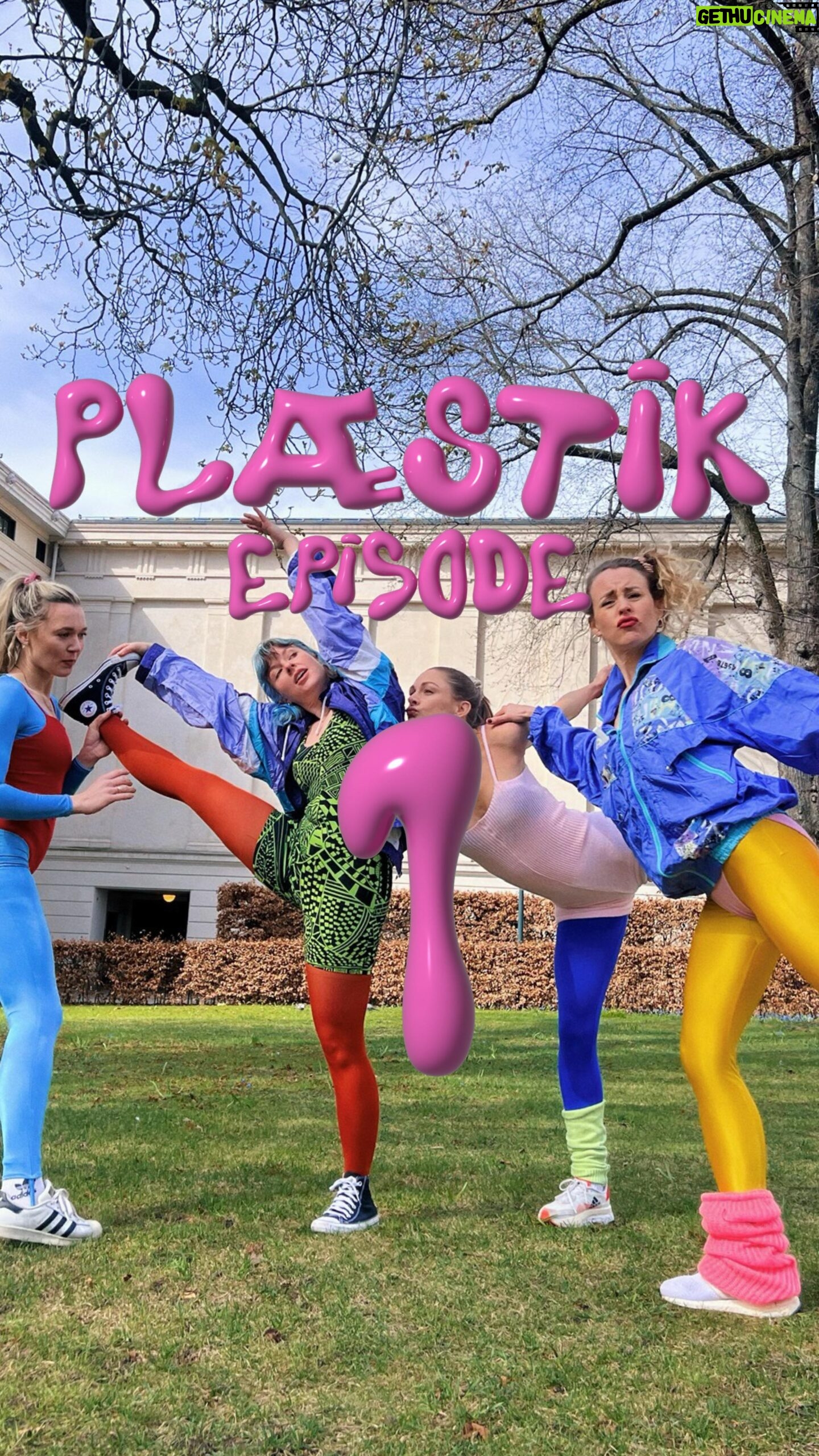 Jenny Skavlan Instagram - Reklame💚 Sammen med @handelensmiljofond har vi laget en miniserie med navnet #Plæstik om plastklær. Fordi de siste tiårene har bruken av plast i klær eksplodert! 60-70% av klærne som produseres i dag lages av ren plast. Men hvordan havnet vi her? Det skal motehistoriker @brochmannragnhild svare på i første episode. 💚De neste dagene skal vi dykke inn i denne tematikken, og på årets @faebrikstad festival skal vi dykke enda dypere med fiberforedrag, debatt og mye mer! Og den vidunderlige Brochmann skal selvfølgelig holde foredrag- det vil du aldri gå glipp av. Billetter på faebrik.no