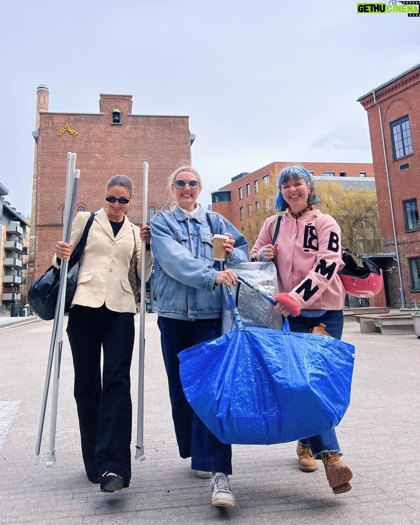 Jenny Skavlan Instagram - Dag 2 med innspilling av serien vår om plast i klær! Veldig synd @brochmannragnhild er så uengasjert og kjedelig og plast i klær ikke er et stort problem- for da tror jeg serien kunne blitt ganske morsom og interessant. Jaja… 🥱
