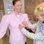Jenny Skavlan Instagram - Reklame✂️ 👔💥Jeg har sydd min aller første skjorte! Og det var så gøy! Vil du også lære deg å sy skjorte? Da burde du bli med på sykurset på @faebrikstad ! 🌟14.og 15.september i Vikingskipet på Hamar skjer det igjen!🌟 👔 I fjor sydde vi frakk, i år skal vi sy skjorte! Du kan velge mellom å ta utgangspunkt i en rett/unisex variant eller en innsvinget skjorte også kan du velge å sy den helt klassisk eller med elementer som puffermer, lommer og ulike krager. ❤️Kurset passer for alle kjønn, aldere og ferdighetsnivå! 🪄Årets sykurs byr på masse spennende overraskelser, underholdning, vennskap, mestring og en opplevelse for livet! Få billetter igjen, sjekk faebrik.no for mer info! 💚Vil du ikke sy, kan du kjøpe festivalpass og oppleve Norges beste bruktbutikker, foredrag og kurs, strikking, hekling, deilig mat og drikke og masse overskuddstekstiler! ♻️ Foto: @hannahsophi ❤️