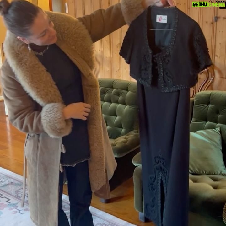 Jenny Skavlan Instagram - Reklame 💥Er dere klare for vårt første #dødsbotildødsfett drop?! Vi i @jointhefaebrik har kjøpt inn flere fantastiske dødsbo- garderober som vi skal selge på et pop-up marked i @oslobukta 11. og 12.mai! Så hold av datoene! En av garderobene har tilhørt Solveig, den er spekket med unike kvalitetsklær, mye sydd på skredderhus i Oslo på 60-tallet! Vi bar klærne hennes med stolthet på #tiseawards ♻️💚 Jeg fant pladask for et sett med langt skjørt og matchende #bolero !! Dette settet og mye mye mer kan bli ditt! 💚La oss gi disse klærne et mye lengre liv. Det fortjener de. Og du fortjener klær lagd og brukt med kjærlighet!