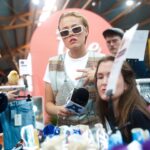 Jenny Skavlan Instagram - VINNERE ER TRUKKET Reklame 🌟KONKURRANSE! 🌟 Vinn festivalpass til Fæbrikstad 2024 til deg og en venn! ♻️✂️Med festivalpass får du oppleve Norges beste bruktkonsepter i Vintage Village, et strikke- og heklemekka i Knit City , eksklusive overskuddstekstiler i Sew Sentral, kurs, underholdning, foredrag og mye mye mer. 🧶🧵🍾🥙 💥Fæbrikstad 2024 arrangeres i Vikingskipet på Hamar 14. og 15.september!💥 🪐I år blir det enda større og villere og vi gleder oss til presentere årets utstillere og foredragsholdere!! Er du nyskjerrig på gjenbruk og håndarbeid eller er erfaren på feltet- du vil elske Fæbrikstad! 🐥🐤🐣Hvor mange påskekyllinger finner du i karusellen?! Kommenter under for å vinne to festivalpass! To vinnere som får to pass hver trekkes søndag 31.mars! Lykke til og goooood påske!!