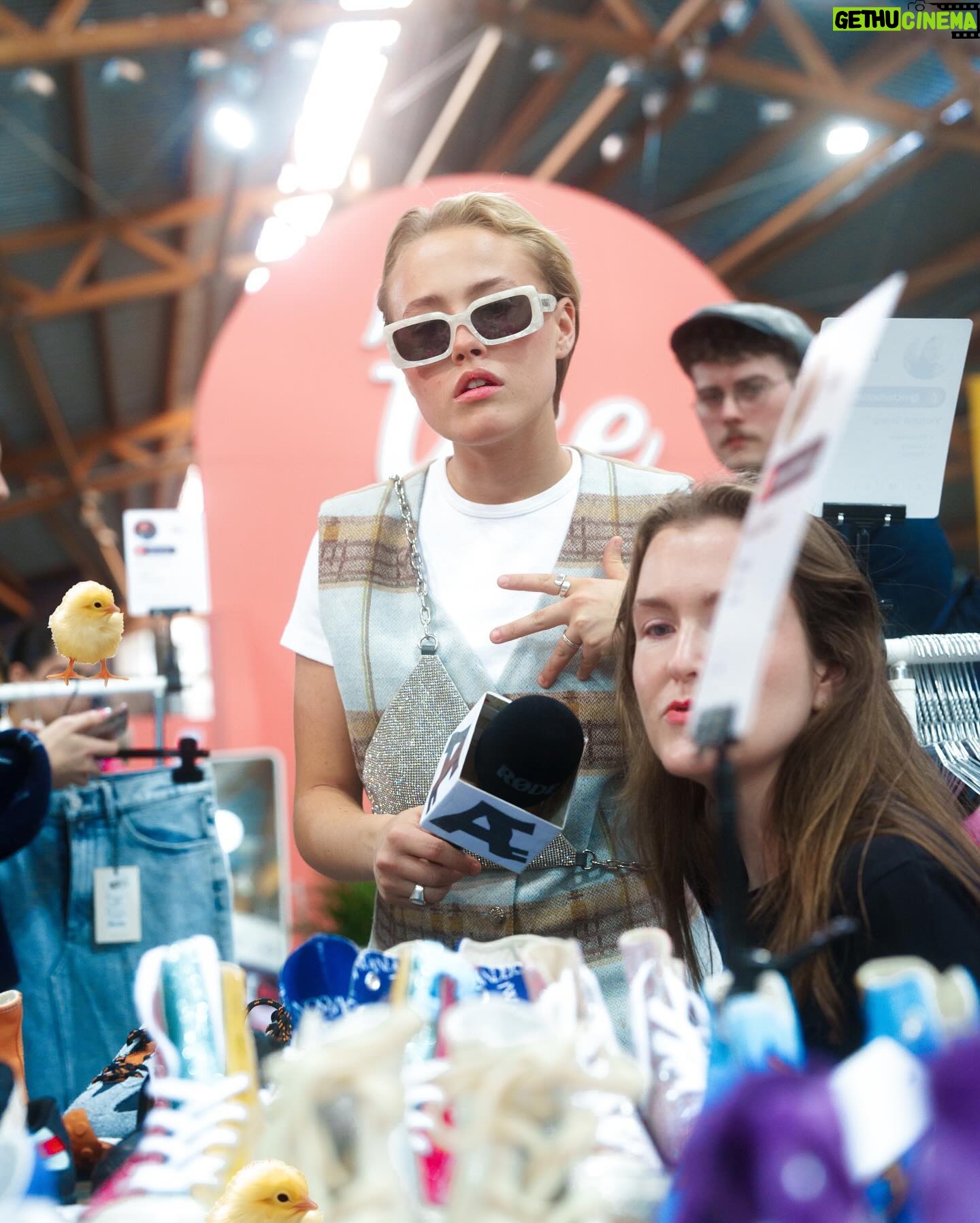Jenny Skavlan Instagram - VINNERE ER TRUKKET Reklame 🌟KONKURRANSE! 🌟 Vinn festivalpass til Fæbrikstad 2024 til deg og en venn! ♻️✂️Med festivalpass får du oppleve Norges beste bruktkonsepter i Vintage Village, et strikke- og heklemekka i Knit City , eksklusive overskuddstekstiler i Sew Sentral, kurs, underholdning, foredrag og mye mye mer. 🧶🧵🍾🥙 💥Fæbrikstad 2024 arrangeres i Vikingskipet på Hamar 14. og 15.september!💥 🪐I år blir det enda større og villere og vi gleder oss til presentere årets utstillere og foredragsholdere!! Er du nyskjerrig på gjenbruk og håndarbeid eller er erfaren på feltet- du vil elske Fæbrikstad! 🐥🐤🐣Hvor mange påskekyllinger finner du i karusellen?! Kommenter under for å vinne to festivalpass! To vinnere som får to pass hver trekkes søndag 31.mars! Lykke til og goooood påske!!
