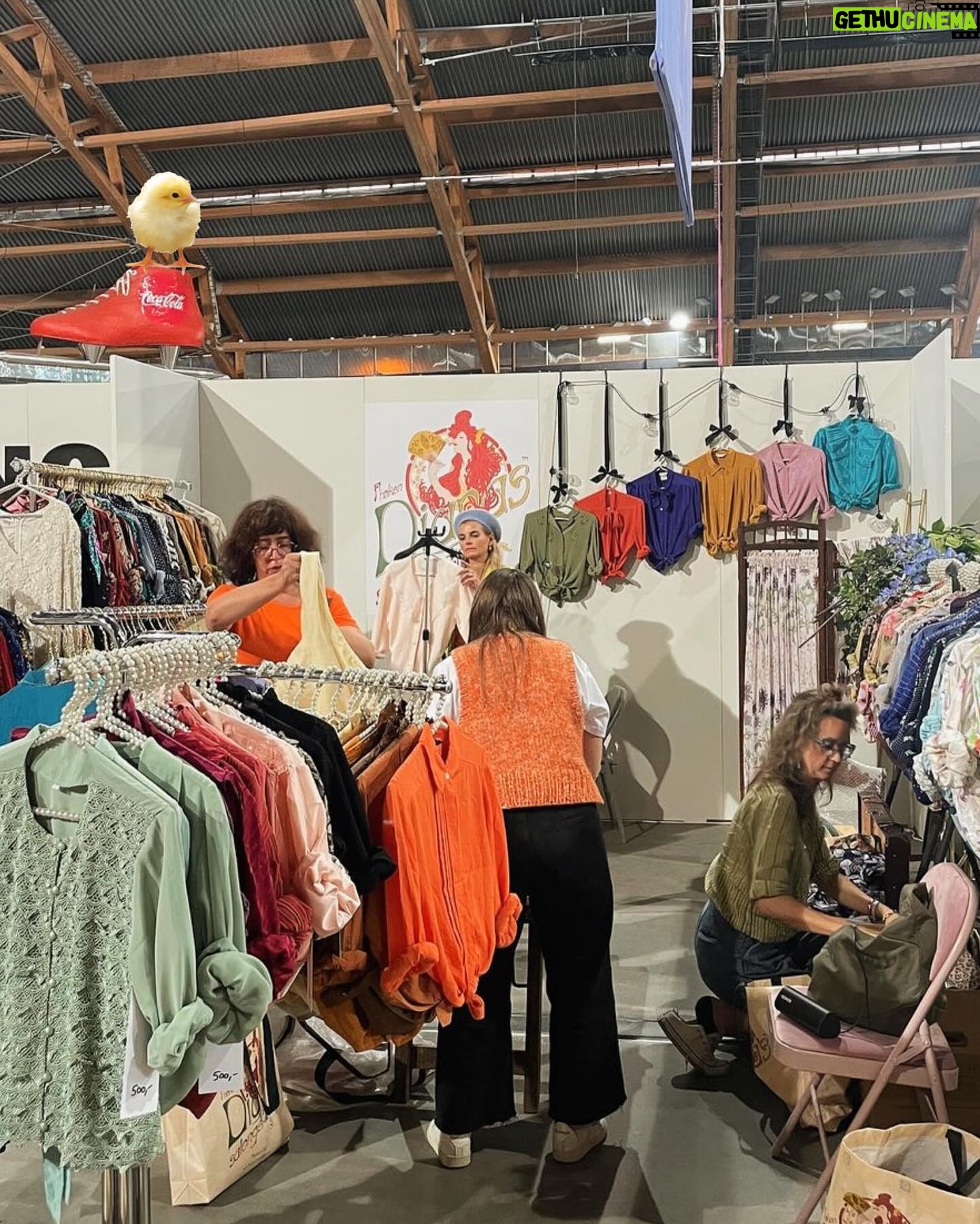 Jenny Skavlan Instagram - VINNERE ER TRUKKET Reklame 🌟KONKURRANSE! 🌟 Vinn festivalpass til Fæbrikstad 2024 til deg og en venn! ♻️✂️Med festivalpass får du oppleve Norges beste bruktkonsepter i Vintage Village, et strikke- og heklemekka i Knit City , eksklusive overskuddstekstiler i Sew Sentral, kurs, underholdning, foredrag og mye mye mer. 🧶🧵🍾🥙 💥Fæbrikstad 2024 arrangeres i Vikingskipet på Hamar 14. og 15.september!💥 🪐I år blir det enda større og villere og vi gleder oss til presentere årets utstillere og foredragsholdere!! Er du nyskjerrig på gjenbruk og håndarbeid eller er erfaren på feltet- du vil elske Fæbrikstad! 🐥🐤🐣Hvor mange påskekyllinger finner du i karusellen?! Kommenter under for å vinne to festivalpass! To vinnere som får to pass hver trekkes søndag 31.mars! Lykke til og goooood påske!!