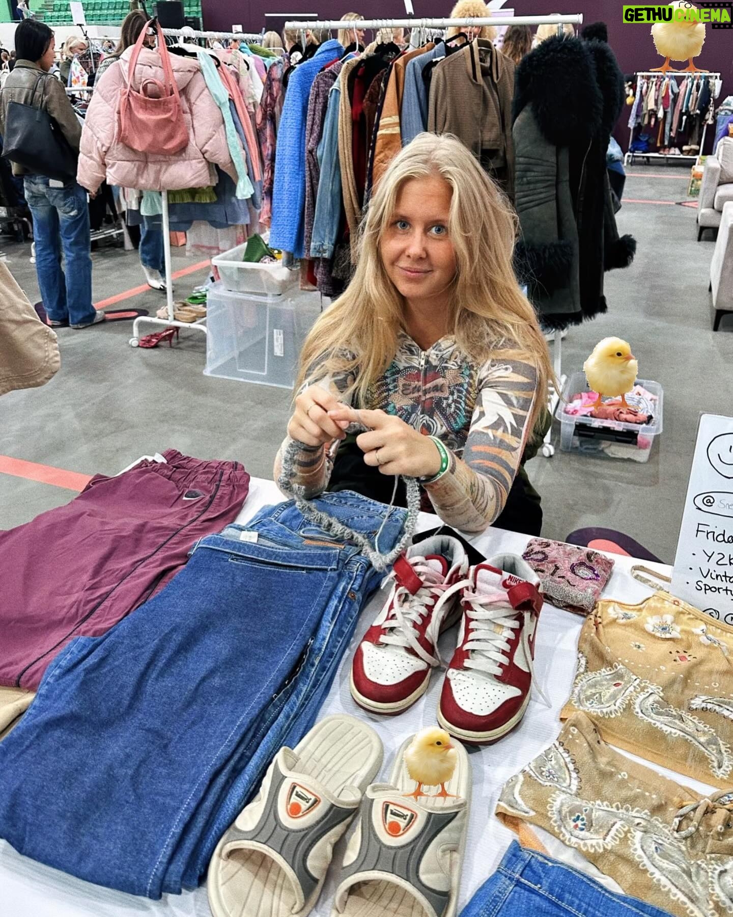Jenny Skavlan Instagram - VINNERE ER TRUKKET Reklame 🌟KONKURRANSE! 🌟 Vinn festivalpass til Fæbrikstad 2024 til deg og en venn! ♻️✂️Med festivalpass får du oppleve Norges beste bruktkonsepter i Vintage Village, et strikke- og heklemekka i Knit City , eksklusive overskuddstekstiler i Sew Sentral, kurs, underholdning, foredrag og mye mye mer. 🧶🧵🍾🥙 💥Fæbrikstad 2024 arrangeres i Vikingskipet på Hamar 14. og 15.september!💥 🪐I år blir det enda større og villere og vi gleder oss til presentere årets utstillere og foredragsholdere!! Er du nyskjerrig på gjenbruk og håndarbeid eller er erfaren på feltet- du vil elske Fæbrikstad! 🐥🐤🐣Hvor mange påskekyllinger finner du i karusellen?! Kommenter under for å vinne to festivalpass! To vinnere som får to pass hver trekkes søndag 31.mars! Lykke til og goooood påske!!