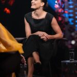 Jenny Skavlan Instagram - Gjester Lindmo i kveld med noen av de viktigste kvinnene i mitt liv. Vi snakker bla om hvor mye kvinnekamp det ligger i klesforbruket vårt. Det er 75 millioner tekstilarbeidere i verden og over 80% av dem er jenter og kvinner. Dette er noen av verdens dårligst betalte arbeidere med nær sagt ingen rettigheter eller beskyttelse. NRK1 klokken 21.35 i kveld! ❤️ ♻️Kjolen er min favoritt vintage kjole som jeg har arvet. Sist sett i Symesterskapet.