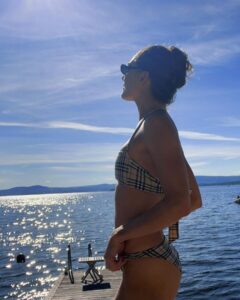 Jenny Skavlan Instagram - Bikini sydd av gammel burberry topp- møt Oslofjorden. Dere kommer til å henge mye sammen fremover. 🌊💦