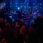 Jenny Skavlan Instagram - Gjester Lindmo i kveld med noen av de viktigste kvinnene i mitt liv. Vi snakker bla om hvor mye kvinnekamp det ligger i klesforbruket vårt. Det er 75 millioner tekstilarbeidere i verden og over 80% av dem er jenter og kvinner. Dette er noen av verdens dårligst betalte arbeidere med nær sagt ingen rettigheter eller beskyttelse. NRK1 klokken 21.35 i kveld! ❤️ ♻️Kjolen er min favoritt vintage kjole som jeg har arvet. Sist sett i Symesterskapet.