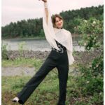 Jenny Skavlan Instagram - Det skjer mye om dagen når det kommer til å begrense skadene Fast Fashion påfører jorda. 💚 Frankrike vil innføre lover som forhindrer at ultra fast fashion aktører som Shein og Temu oversvømmer markedet. Lovforslaget innebærer både forbud mot reklame og miljøavgift! Rått! Eller «brut!» som de sier på fransk! 💚Den Norske regjeringen har engasjert en arbeidsgruppe som fikk i oppdrag å foreslå en produsentansvarsordning for tekstiler i Norge. Dette er en ordning som bla skal tvinge tekstilbransjen å ta ansvar for hele livsløpet til klærne de selger. Arbeidsgruppen ber norske myndigheter jobbe for strengere EU-krav til eksport av klær, at det skal bli dyrere å selge klær laget av plast og at det blir slutt på hemmelighold i klesbransjen. 💚 EUs miljøkomité vil ta drastiske grep for å bremse overproduksjon og overforbruk av klær. Komitéen mener at tekstiler som selges i EU bør være mer holdbare, lettere å ombruke, reparere og resirkulere, i større grad være produsert av resirkulert materiale, og ikke inneholde farlige kjemikalier. Mennesker og natur er viktigere en tekstilindustriens profitt. Så mens myndighetene jobber med å endre systemene så er det viktigste vi kan gjøre som forbrukere å kjøpe mindre, kjøpe brukt, kjøpe klær som varer (material- og stilmessig) og unngå plastfiber når plasten ikke har en funksjon. (Plast i regnjakke er smartere enn i en sommerkjole) 📸Så, her er en fotoshoot jeg hadde med @juliepike og @kkmagazine kun i brukte klær med tryllekunstner @sunnivahartgen på styling! ♻️💚