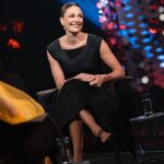 Jenny Skavlan Instagram - Gjester Lindmo i kveld med noen av de viktigste kvinnene i mitt liv. Vi snakker bla om hvor mye kvinnekamp det ligger i klesforbruket vårt. Det er 75 millioner tekstilarbeidere i verden og over 80% av dem er jenter og kvinner. Dette er noen av verdens dårligst betalte arbeidere med nær sagt ingen rettigheter eller beskyttelse. NRK1 klokken 21.35 i kveld! ❤️ ♻️Kjolen er min favoritt vintage kjole som jeg har arvet. Sist sett i Symesterskapet.