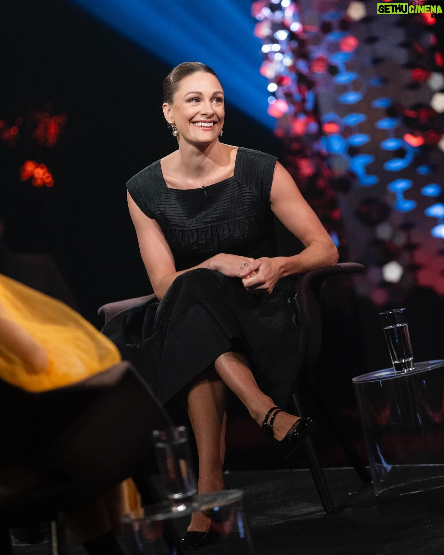 Jenny Skavlan Instagram - Gjester Lindmo i kveld med noen av de viktigste kvinnene i mitt liv. Vi snakker bla om hvor mye kvinnekamp det ligger i klesforbruket vårt. Det er 75 millioner tekstilarbeidere i verden og over 80% av dem er jenter og kvinner. Dette er noen av verdens dårligst betalte arbeidere med nær sagt ingen rettigheter eller beskyttelse. NRK1 klokken 21.35 i kveld! ❤️ ♻️Kjolen er min favoritt vintage kjole som jeg har arvet. Sist sett i Symesterskapet.