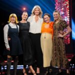 Jenny Skavlan Instagram - Gjester Lindmo i kveld med noen av de viktigste kvinnene i mitt liv. Vi snakker bla om hvor mye kvinnekamp det ligger i klesforbruket vårt. Det er 75 millioner tekstilarbeidere i verden og over 80% av dem er jenter og kvinner. Dette er noen av verdens dårligst betalte arbeidere med nær sagt ingen rettigheter eller beskyttelse. NRK1 klokken 21.35 i kveld! ❤️ ♻️Kjolen er min favoritt vintage kjole som jeg har arvet. Sist sett i Symesterskapet.