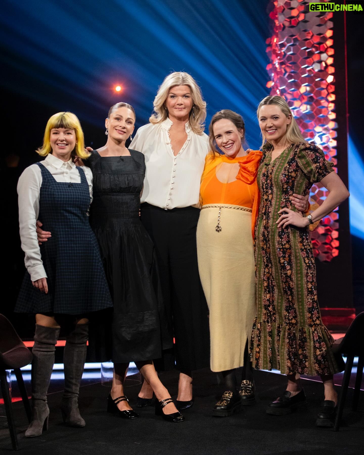 Jenny Skavlan Instagram - Gjester Lindmo i kveld med noen av de viktigste kvinnene i mitt liv. Vi snakker bla om hvor mye kvinnekamp det ligger i klesforbruket vårt. Det er 75 millioner tekstilarbeidere i verden og over 80% av dem er jenter og kvinner. Dette er noen av verdens dårligst betalte arbeidere med nær sagt ingen rettigheter eller beskyttelse. NRK1 klokken 21.35 i kveld! ❤️ ♻️Kjolen er min favoritt vintage kjole som jeg har arvet. Sist sett i Symesterskapet.