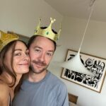 Jenny Skavlan Instagram - Vilt opplegg- 10 års bryllupsdag med livets menneske i dag! ❤️ For 17 år siden slidet du inn i DM for å BETALE meg for å feste med deg og vennene dine. Jeg var blakk og likte å feste så det var perfekt match. Også viste det seg at du trengte hjelp til å kvitte deg med noen traktornek av noen kvinnfolk (sjarmerende fra en byjente med alt for mye selvtillit)- noe jeg tydeligvis kunne hjelpe til med. Jeg fikk både fryd og gammen, to unger, bryllup og en perfekt stablet oppvaskmaskin. ❤️ @fingern du er så fin og snill og smart og morsom og du har så fint kroppsspråk og fine hender.