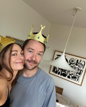 Jenny Skavlan Instagram - Vilt opplegg- 10 års bryllupsdag med livets menneske i dag! ❤️ For 17 år siden slidet du inn i DM for å BETALE meg for å feste med deg og vennene dine. Jeg var blakk og likte å feste så det var perfekt match. Også viste det seg at du trengte hjelp til å kvitte deg med noen traktornek av noen kvinnfolk (sjarmerende fra en byjente med alt for mye selvtillit)- noe jeg tydeligvis kunne hjelpe til med. Jeg fikk både fryd og gammen, to unger, bryllup og en perfekt stablet oppvaskmaskin. ❤️ @fingern du er så fin og snill og smart og morsom og du har så fint kroppsspråk og fine hender.