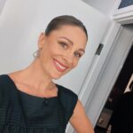 Jenny Skavlan Instagram - Gjester Lindmo i kveld med noen av de viktigste kvinnene i mitt liv. Vi snakker bla om hvor mye kvinnekamp det ligger i klesforbruket vårt. Det er 75 millioner tekstilarbeidere i verden og over 80% av dem er jenter og kvinner. Dette er noen av verdens dårligst betalte arbeidere med nær sagt ingen rettigheter eller beskyttelse. NRK1 klokken 21.35 i kveld! ❤️ ♻️Kjolen er min favoritt vintage kjole som jeg har arvet. Sist sett i Symesterskapet.