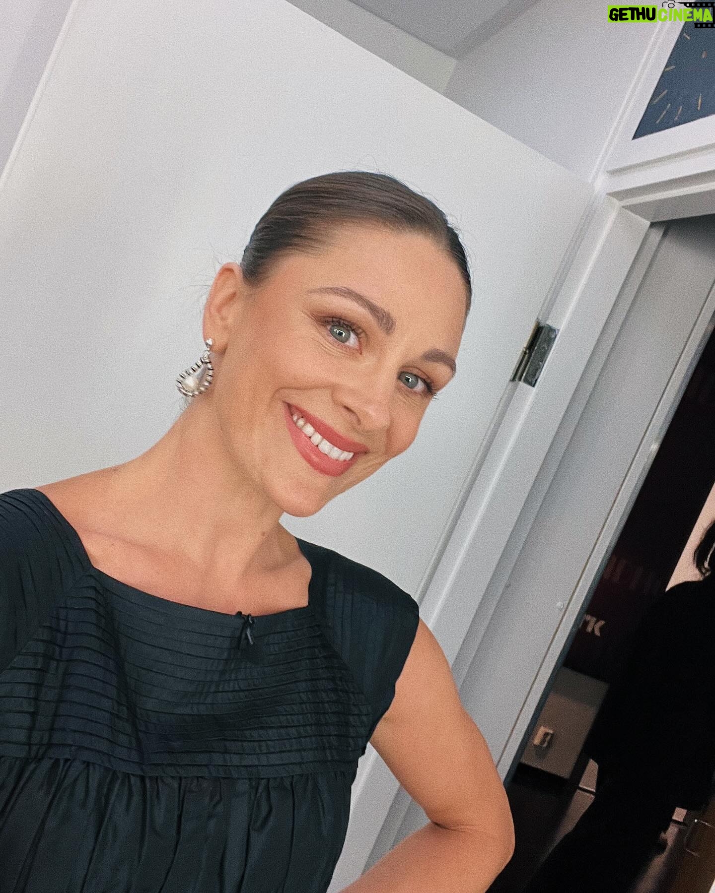 Jenny Skavlan Instagram - Gjester Lindmo i kveld med noen av de viktigste kvinnene i mitt liv. Vi snakker bla om hvor mye kvinnekamp det ligger i klesforbruket vårt. Det er 75 millioner tekstilarbeidere i verden og over 80% av dem er jenter og kvinner. Dette er noen av verdens dårligst betalte arbeidere med nær sagt ingen rettigheter eller beskyttelse. NRK1 klokken 21.35 i kveld! ❤️ ♻️Kjolen er min favoritt vintage kjole som jeg har arvet. Sist sett i Symesterskapet.