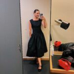 Jenny Skavlan Instagram - Gjester Lindmo i kveld med noen av de viktigste kvinnene i mitt liv. Vi snakker bla om hvor mye kvinnekamp det ligger i klesforbruket vårt. Det er 75 millioner tekstilarbeidere i verden og over 80% av dem er jenter og kvinner. Dette er noen av verdens dårligst betalte arbeidere med nær sagt ingen rettigheter eller beskyttelse. NRK1 klokken 21.35 i kveld! ❤️ ♻️Kjolen er min favoritt vintage kjole som jeg har arvet. Sist sett i Symesterskapet.