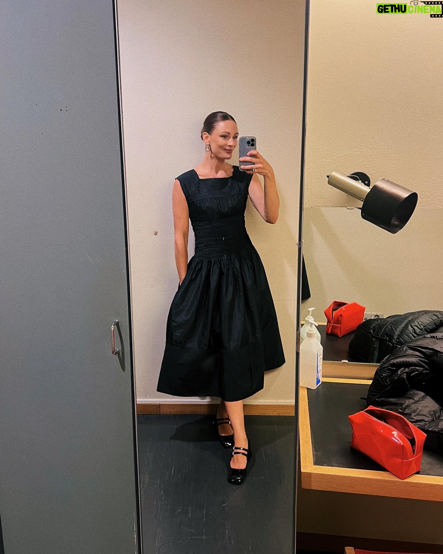Jenny Skavlan Instagram - Gjester Lindmo i kveld med noen av de viktigste kvinnene i mitt liv. Vi snakker bla om hvor mye kvinnekamp det ligger i klesforbruket vårt. Det er 75 millioner tekstilarbeidere i verden og over 80% av dem er jenter og kvinner. Dette er noen av verdens dårligst betalte arbeidere med nær sagt ingen rettigheter eller beskyttelse. NRK1 klokken 21.35 i kveld! ❤️ ♻️Kjolen er min favoritt vintage kjole som jeg har arvet. Sist sett i Symesterskapet.