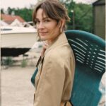 Jenny Skavlan Instagram - Det skjer mye om dagen når det kommer til å begrense skadene Fast Fashion påfører jorda. 💚 Frankrike vil innføre lover som forhindrer at ultra fast fashion aktører som Shein og Temu oversvømmer markedet. Lovforslaget innebærer både forbud mot reklame og miljøavgift! Rått! Eller «brut!» som de sier på fransk! 💚Den Norske regjeringen har engasjert en arbeidsgruppe som fikk i oppdrag å foreslå en produsentansvarsordning for tekstiler i Norge. Dette er en ordning som bla skal tvinge tekstilbransjen å ta ansvar for hele livsløpet til klærne de selger. Arbeidsgruppen ber norske myndigheter jobbe for strengere EU-krav til eksport av klær, at det skal bli dyrere å selge klær laget av plast og at det blir slutt på hemmelighold i klesbransjen. 💚 EUs miljøkomité vil ta drastiske grep for å bremse overproduksjon og overforbruk av klær. Komitéen mener at tekstiler som selges i EU bør være mer holdbare, lettere å ombruke, reparere og resirkulere, i større grad være produsert av resirkulert materiale, og ikke inneholde farlige kjemikalier. Mennesker og natur er viktigere en tekstilindustriens profitt. Så mens myndighetene jobber med å endre systemene så er det viktigste vi kan gjøre som forbrukere å kjøpe mindre, kjøpe brukt, kjøpe klær som varer (material- og stilmessig) og unngå plastfiber når plasten ikke har en funksjon. (Plast i regnjakke er smartere enn i en sommerkjole) 📸Så, her er en fotoshoot jeg hadde med @juliepike og @kkmagazine kun i brukte klær med tryllekunstner @sunnivahartgen på styling! ♻️💚