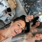 Jenny Skavlan Instagram - Reklame 💚Jeg er så stolt og imponert over gjengen i Tise som har gjennomført sin første (og ikke siste) #Tiseawards som løfter frem de som har en lidenskap for klær, men som også vil ta vare på jorda! 🌍 Løperen var spekket med ville antrekk- alt gjenbruk! 💚♻️ Den talentfulle designeren @rikkeboee sydde tre antrekk til oss av en vintage brudekjole♻️💚 Det har vært så fett og lærerikt å få jobbe med Tise helt fra starten i 2016. Fra fem personer på kontoret og et par tusen brukere for åtte år siden til nitti ansatte og (hold dere fast) 100% av norske damer mellom 18 og 25 år har en Tise profil!! Med 3,5millioner brukere (1,4millioner i Norge) må vi kunne si at folk VIL forbruke mer sirkulært! Det er svært gode nyheter for kloden. Så takk til alle Tisere der ute og til @tise !!