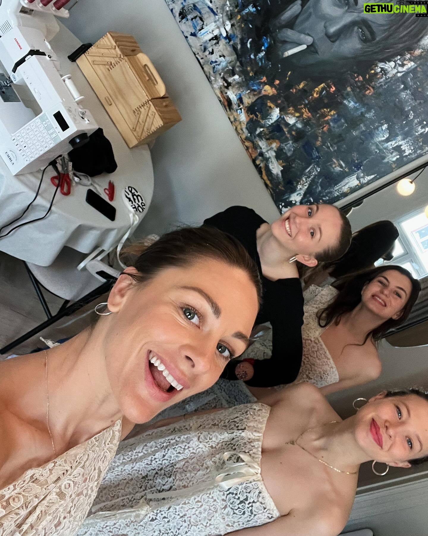 Jenny Skavlan Instagram - Reklame 💚Jeg er så stolt og imponert over gjengen i Tise som har gjennomført sin første (og ikke siste) #Tiseawards som løfter frem de som har en lidenskap for klær, men som også vil ta vare på jorda! 🌍 Løperen var spekket med ville antrekk- alt gjenbruk! 💚♻️ Den talentfulle designeren @rikkeboee sydde tre antrekk til oss av en vintage brudekjole♻️💚 Det har vært så fett og lærerikt å få jobbe med Tise helt fra starten i 2016. Fra fem personer på kontoret og et par tusen brukere for åtte år siden til nitti ansatte og (hold dere fast) 100% av norske damer mellom 18 og 25 år har en Tise profil!! Med 3,5millioner brukere (1,4millioner i Norge) må vi kunne si at folk VIL forbruke mer sirkulært! Det er svært gode nyheter for kloden. Så takk til alle Tisere der ute og til @tise !!