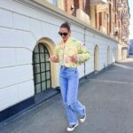 Jenny Skavlan Instagram - Egenreklame 💛Amélie er det perfekte syprosjektet i påsken! 💛 Her- en påskegul variant sydd av et gammelt Laura Ashley sengeteppe fra 80-tallet!♻️ Jakken er nybegynnervennlig og er perfekt å sy av gamle pledd og sengetepper! Mønster på faebrik.no Video av hvordan den sys ligger litt nedi feeden på @jointhefaebrik ! 🐣GOD PÅSKE!🐣