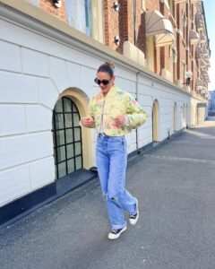 Jenny Skavlan Instagram - Egenreklame 💛Amélie er det perfekte syprosjektet i påsken! 💛 Her- en påskegul variant sydd av et gammelt Laura Ashley sengeteppe fra 80-tallet!♻️ Jakken er nybegynnervennlig og er perfekt å sy av gamle pledd og sengetepper! Mønster på faebrik.no Video av hvordan den sys ligger litt nedi feeden på @jointhefaebrik ! 🐣GOD PÅSKE!🐣