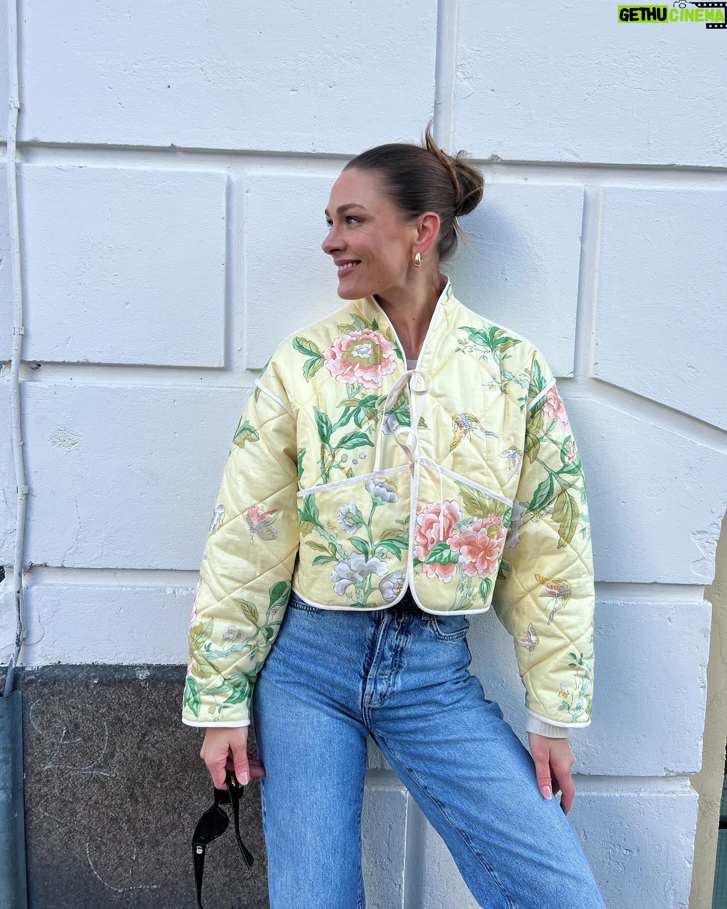 Jenny Skavlan Instagram - Egenreklame đAmĂ©lie er det perfekte syprosjektet i pĂ„sken! đ Her- en pĂ„skegul variant sydd av et gammelt Laura Ashley sengeteppe fra 80-tallet!â»ïž Jakken er nybegynnervennlig og er perfekt Ă„ sy av gamle pledd og sengetepper! MĂžnster pĂ„ faebrik.no Video av hvordan den sys ligger litt nedi feeden pĂ„ @jointhefaebrik ! đŁGOD PĂ
SKE!đŁ