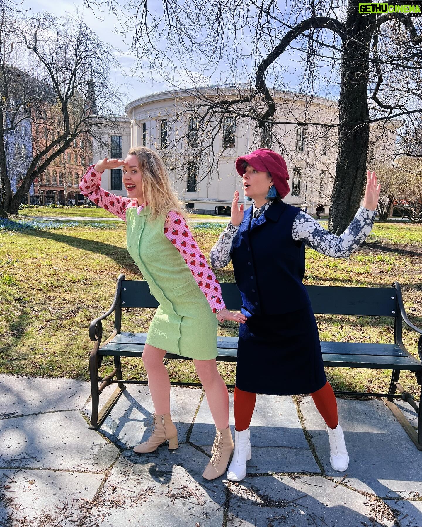 Jenny Skavlan Instagram - Dag 2 med innspilling av serien vår om plast i klær! Veldig synd @brochmannragnhild er så uengasjert og kjedelig og plast i klær ikke er et stort problem- for da tror jeg serien kunne blitt ganske morsom og interessant. Jaja… 🥱
