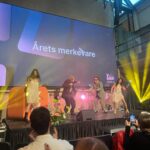 Jenny Skavlan Instagram - Reklame 💚Jeg er så stolt og imponert over gjengen i Tise som har gjennomført sin første (og ikke siste) #Tiseawards som løfter frem de som har en lidenskap for klær, men som også vil ta vare på jorda! 🌍 Løperen var spekket med ville antrekk- alt gjenbruk! 💚♻️ Den talentfulle designeren @rikkeboee sydde tre antrekk til oss av en vintage brudekjole♻️💚 Det har vært så fett og lærerikt å få jobbe med Tise helt fra starten i 2016. Fra fem personer på kontoret og et par tusen brukere for åtte år siden til nitti ansatte og (hold dere fast) 100% av norske damer mellom 18 og 25 år har en Tise profil!! Med 3,5millioner brukere (1,4millioner i Norge) må vi kunne si at folk VIL forbruke mer sirkulært! Det er svært gode nyheter for kloden. Så takk til alle Tisere der ute og til @tise !!