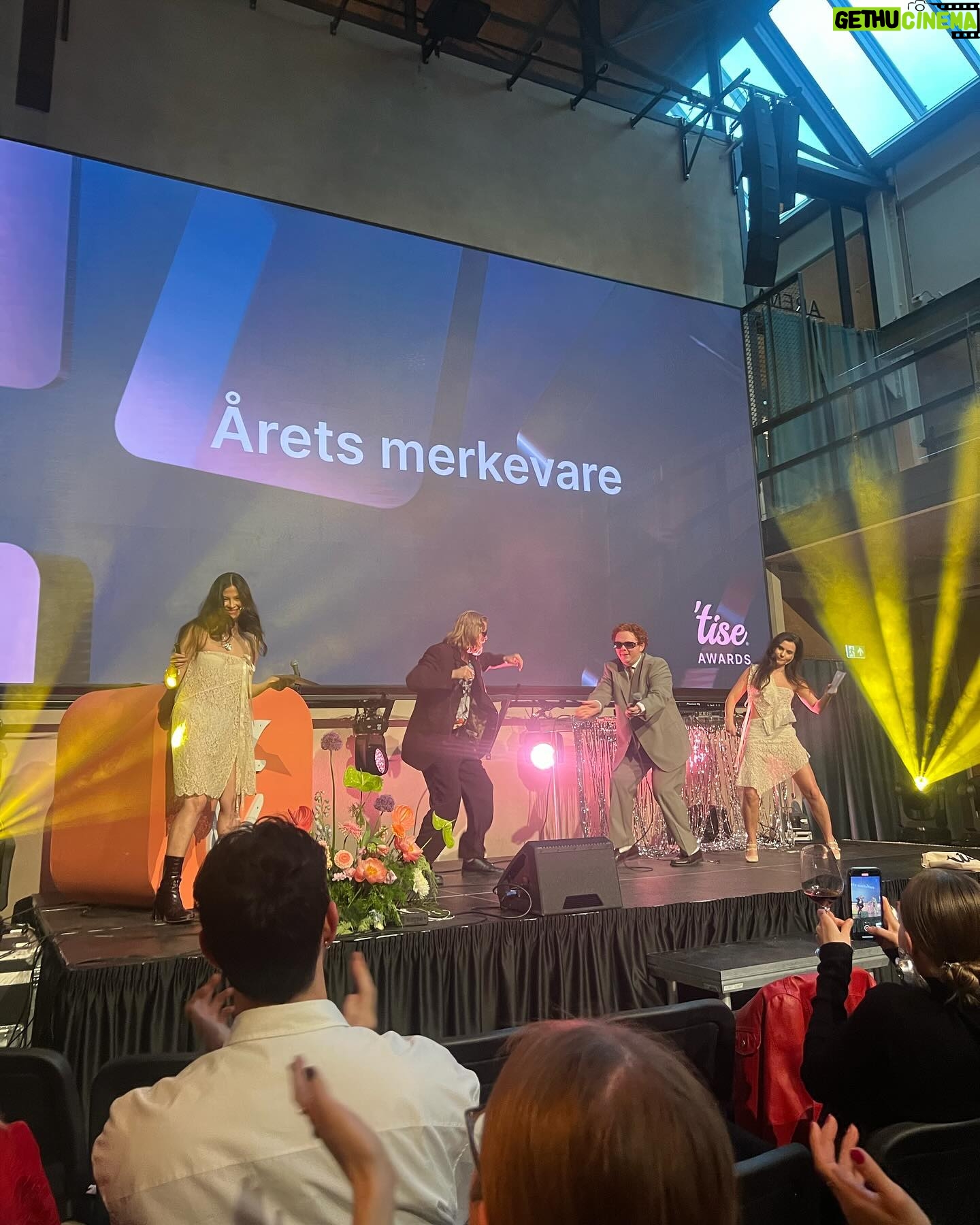 Jenny Skavlan Instagram - Reklame 💚Jeg er så stolt og imponert over gjengen i Tise som har gjennomført sin første (og ikke siste) #Tiseawards som løfter frem de som har en lidenskap for klær, men som også vil ta vare på jorda! 🌍 Løperen var spekket med ville antrekk- alt gjenbruk! 💚♻️ Den talentfulle designeren @rikkeboee sydde tre antrekk til oss av en vintage brudekjole♻️💚 Det har vært så fett og lærerikt å få jobbe med Tise helt fra starten i 2016. Fra fem personer på kontoret og et par tusen brukere for åtte år siden til nitti ansatte og (hold dere fast) 100% av norske damer mellom 18 og 25 år har en Tise profil!! Med 3,5millioner brukere (1,4millioner i Norge) må vi kunne si at folk VIL forbruke mer sirkulært! Det er svært gode nyheter for kloden. Så takk til alle Tisere der ute og til @tise !!