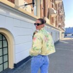 Jenny Skavlan Instagram - Egenreklame 💛Amélie er det perfekte syprosjektet i påsken! 💛 Her- en påskegul variant sydd av et gammelt Laura Ashley sengeteppe fra 80-tallet!♻️ Jakken er nybegynnervennlig og er perfekt å sy av gamle pledd og sengetepper! Mønster på faebrik.no Video av hvordan den sys ligger litt nedi feeden på @jointhefaebrik ! 🐣GOD PÅSKE!🐣