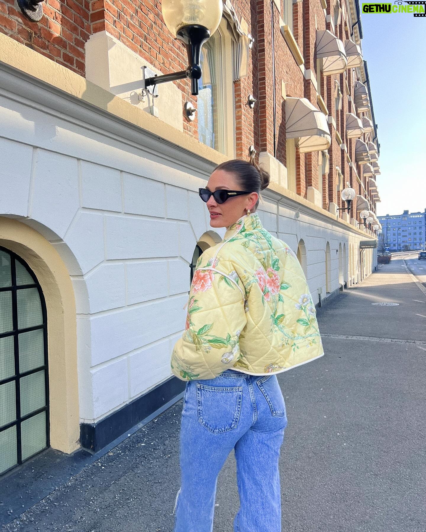 Jenny Skavlan Instagram - Egenreklame đAmĂ©lie er det perfekte syprosjektet i pĂ„sken! đ Her- en pĂ„skegul variant sydd av et gammelt Laura Ashley sengeteppe fra 80-tallet!â»ïž Jakken er nybegynnervennlig og er perfekt Ă„ sy av gamle pledd og sengetepper! MĂžnster pĂ„ faebrik.no Video av hvordan den sys ligger litt nedi feeden pĂ„ @jointhefaebrik ! đŁGOD PĂ
SKE!đŁ