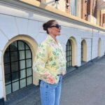 Jenny Skavlan Instagram - Egenreklame 💛Amélie er det perfekte syprosjektet i påsken! 💛 Her- en påskegul variant sydd av et gammelt Laura Ashley sengeteppe fra 80-tallet!♻️ Jakken er nybegynnervennlig og er perfekt å sy av gamle pledd og sengetepper! Mønster på faebrik.no Video av hvordan den sys ligger litt nedi feeden på @jointhefaebrik ! 🐣GOD PÅSKE!🐣