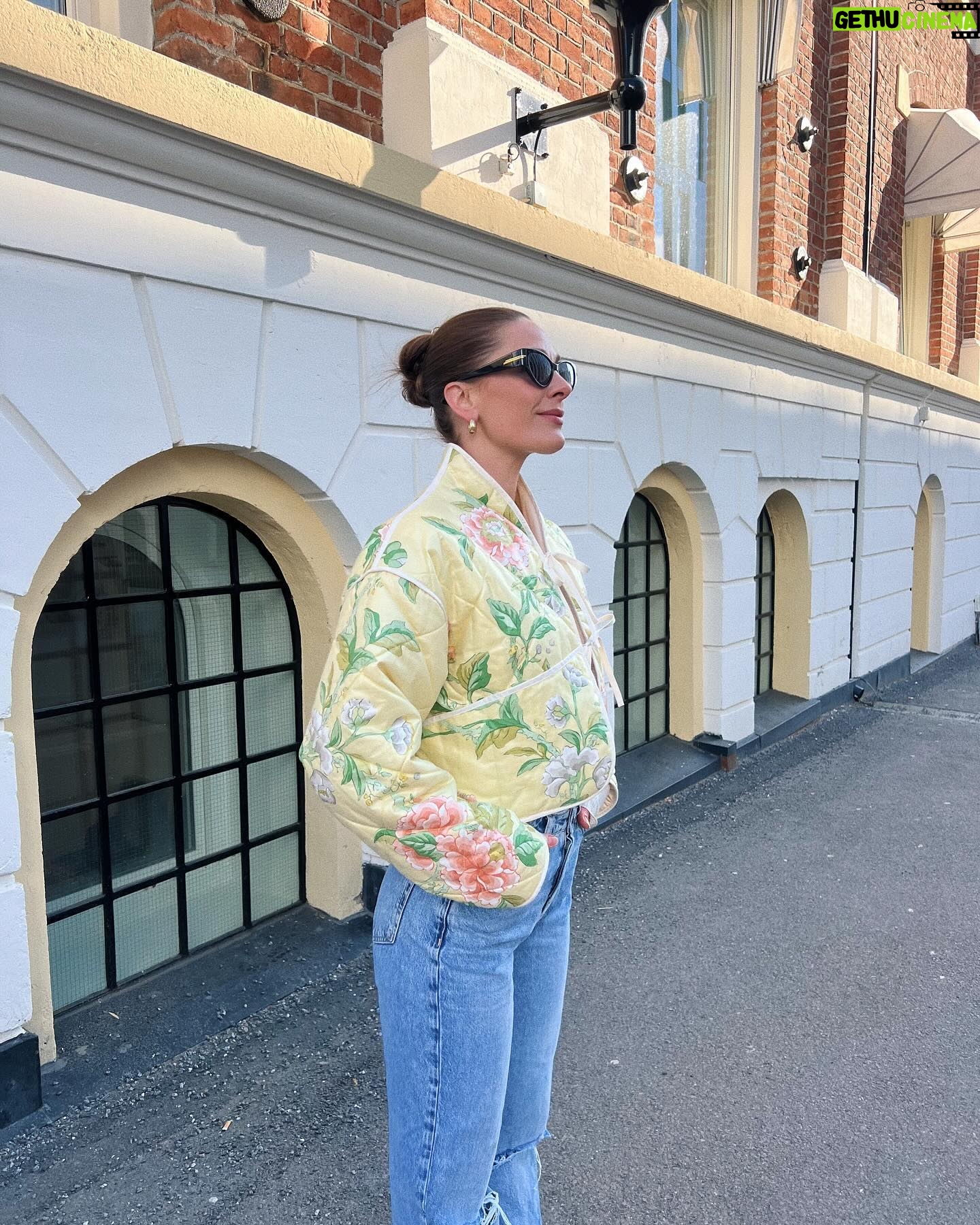 Jenny Skavlan Instagram - Egenreklame đAmĂ©lie er det perfekte syprosjektet i pĂ„sken! đ Her- en pĂ„skegul variant sydd av et gammelt Laura Ashley sengeteppe fra 80-tallet!â»ïž Jakken er nybegynnervennlig og er perfekt Ă„ sy av gamle pledd og sengetepper! MĂžnster pĂ„ faebrik.no Video av hvordan den sys ligger litt nedi feeden pĂ„ @jointhefaebrik ! đŁGOD PĂ
SKE!đŁ