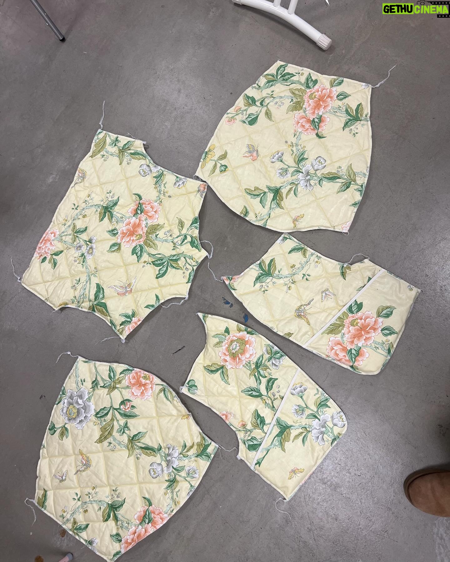 Jenny Skavlan Instagram - Egenreklame đAmĂ©lie er det perfekte syprosjektet i pĂ„sken! đ Her- en pĂ„skegul variant sydd av et gammelt Laura Ashley sengeteppe fra 80-tallet!â»ïž Jakken er nybegynnervennlig og er perfekt Ă„ sy av gamle pledd og sengetepper! MĂžnster pĂ„ faebrik.no Video av hvordan den sys ligger litt nedi feeden pĂ„ @jointhefaebrik ! đŁGOD PĂ
SKE!đŁ