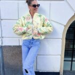 Jenny Skavlan Instagram - Egenreklame 💛Amélie er det perfekte syprosjektet i påsken! 💛 Her- en påskegul variant sydd av et gammelt Laura Ashley sengeteppe fra 80-tallet!♻️ Jakken er nybegynnervennlig og er perfekt å sy av gamle pledd og sengetepper! Mønster på faebrik.no Video av hvordan den sys ligger litt nedi feeden på @jointhefaebrik ! 🐣GOD PÅSKE!🐣