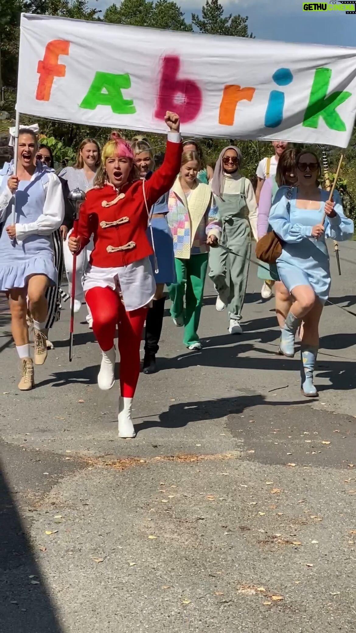 Jenny Skavlan Instagram - Reklame🎂🎊🥳Fæbrik fyller fire år!!! For en ellevill reise dette er, vi er så dypt takknemlige for alle som hiver seg med på denne grønne klesrevolusjonen vi sammen skaper! 🎉Vi feirer med 2 for 1 på festivalpass til @faebrikstad 14. og 15.september. Når du legger to festivalpass i handlekurven får du automatisk halv pris. Bare i dag og begrenset antall billetter! 💥 🥳Med festivalpass for du tilgang på et gigantisk og fantastisk bruktmarked, Vintage Village. Knit City og Sew Sentral har alt syere, strikkere og heklere drømmer om. Det blir tre scener med underholdning, debatter kurs og foredrag. I to hele dager! ♻️💚Og det blir nydelig mat og drikke med alle rettigheter! Faebrik.no nå! 🏃🏾♀️🏃🏽♂️🌟