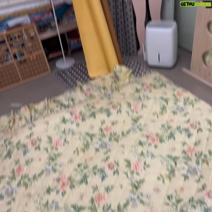 Jenny Skavlan Instagram - Egenreklame đAmĂ©lie er det perfekte syprosjektet i pĂ„sken! đ Her- en pĂ„skegul variant sydd av et gammelt Laura Ashley sengeteppe fra 80-tallet!â»ïž Jakken er nybegynnervennlig og er perfekt Ă„ sy av gamle pledd og sengetepper! MĂžnster pĂ„ faebrik.no Video av hvordan den sys ligger litt nedi feeden pĂ„ @jointhefaebrik ! đŁGOD PĂ
SKE!đŁ