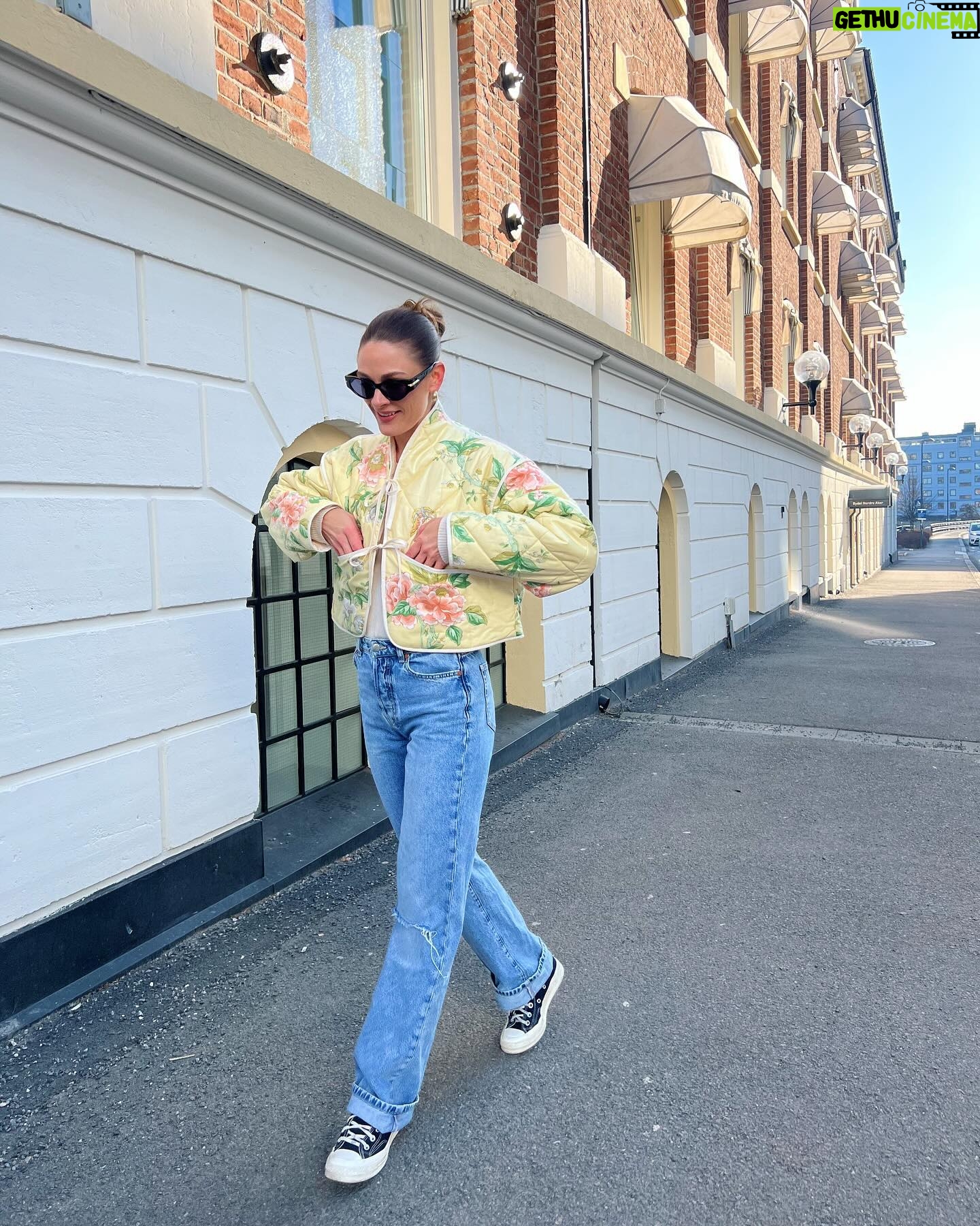 Jenny Skavlan Instagram - Egenreklame đAmĂ©lie er det perfekte syprosjektet i pĂ„sken! đ Her- en pĂ„skegul variant sydd av et gammelt Laura Ashley sengeteppe fra 80-tallet!â»ïž Jakken er nybegynnervennlig og er perfekt Ă„ sy av gamle pledd og sengetepper! MĂžnster pĂ„ faebrik.no Video av hvordan den sys ligger litt nedi feeden pĂ„ @jointhefaebrik ! đŁGOD PĂ
SKE!đŁ