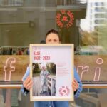 Jenny Skavlan Instagram - Egenreklame♻️Lørdag åpner vi Fæbrik vår første Pop-Up butikk i @oslobukta med tittelen «Dødsbo til Dødsfett» 🤍 97% av alle klærne som havner i innsamlingsboksene sendes rett ut av landet. Her forsvinner det mye skatter som vi mener har en enorm verdi her hjemme. Vi har kjøpt seks unike dødsbo-garderober spekket med personlighet og sjel som vi skal presentere for dere denne helgen. Du kan lære om de som har eid klærne og være med å gi garderobene deres et velfortjent lengre liv. ❤️ 🖤Bli kjent med Solveig som jobbet som lærer og var stor motstander av urettferdighet. 🖤Herdis var både praktisk og elegant og jobbet som sykepleier. 🖤«Far» beskrives som en som passet på alle, elsket å danse og var svært nøye med antrekkene sine. 🖤Else beskrives som den fineste dama i Trondheim med en garderobe spekket med matchende sett! 🖤«Søstrene» er anonyme etter ønske fra familien. Garderobene deres bærer preg av masse fantasi, kreativitet, gjenbruk og reparasjon. 🙌🏻 Det er klær fra XS-XL for alle kjønn og alle aldere! Operagata 65c, 10-18 på lørdag og 11-15 på søndag! Ta med egen pose! 🛍️