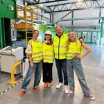 Jenny Skavlan Instagram - Vi jobber med en serie om resirkulering, fiber og plast i klær. I dag har vi besøkt @norsktekstilgjenvinning i Sandefjord som gjør gamle klær om til nytt fiber! ♻️💚 Vi har lært masse og gleder oss til å lære det videre til dere💯 Serien kommer snart på en mobil nær deg🎥