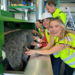 Jenny Skavlan Instagram - Vi jobber med en serie om resirkulering, fiber og plast i klær. I dag har vi besøkt @norsktekstilgjenvinning i Sandefjord som gjør gamle klær om til nytt fiber! ♻️💚 Vi har lært masse og gleder oss til å lære det videre til dere💯 Serien kommer snart på en mobil nær deg🎥