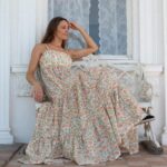 Jenny Skavlan Instagram - Egenreklame🌸 I dag har vi sluppet løs mønsteret #Fryd !! En kjole eller topp med høyt liv, stropper og rynkekappe som du kan sy så lang du ønsker. Jeg har sydd av en gammel duk og stoff fra @studiobazar 🌼🌻 Mønster på faebrik.no, der er det også flere stoffer fra @studiobazar 🌸 Video av hvordan den sys er på vei inn i Fæbrik Æppen! Last den ned! 📱 Foto: @ina.backe