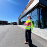 Jenny Skavlan Instagram - Vi jobber med en serie om resirkulering, fiber og plast i klær. I dag har vi besøkt @norsktekstilgjenvinning i Sandefjord som gjør gamle klær om til nytt fiber! ♻️💚 Vi har lært masse og gleder oss til å lære det videre til dere💯 Serien kommer snart på en mobil nær deg🎥