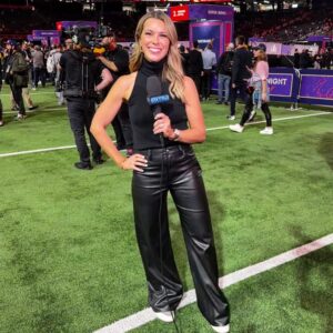 Jenny Taft Instagram - Officially on Travis Kelce & Taylor Swift watch 👀 

Thank you @extratv for inviting me to help with Super Bowl week! 🩶