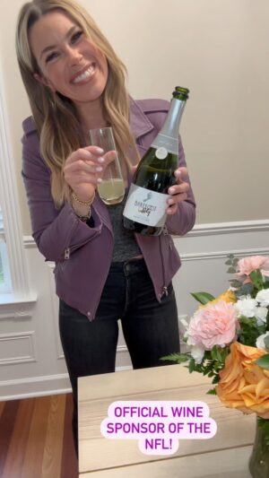 Jenny Taft Instagram - #ad Nothing I love more than football and a mimosa made with the official Wine Sponsor of the NFL @barefootwine! My go to for the perfect mimosa? Just add a “hint” of OJ! 😊 #BarefootNFL #NFL 

Link in bio for more info!