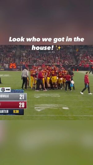 Jenny Taft Instagram - @uscfb legend @mattleinartqb joins @jennytaft at the Holiday Bowl 🎙️
