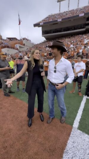 Jenny Taft Instagram - I feel like we’re best friends now? 🤠

#college #cfb #texasfootball #sidelinereporter